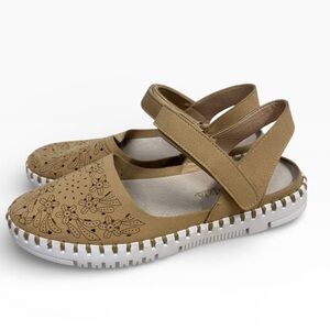 Patrizia Rissa Perforated Ankle Strap Flat Sandals Beige US 9 Comfort Casual